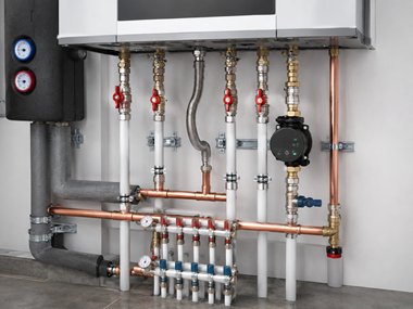 Moderne Heizungsanlage mit Rohrleitungen und Heizkreisverteiler