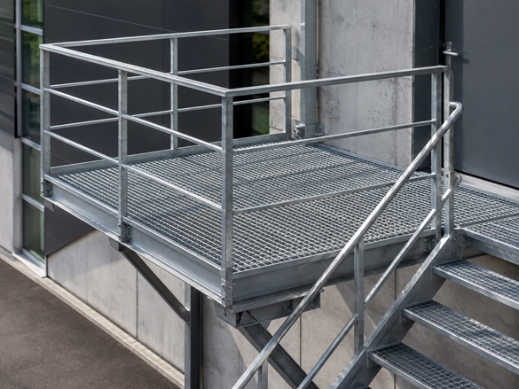 Verzinkte Stahlplattform mit Gitterrost und Treppe